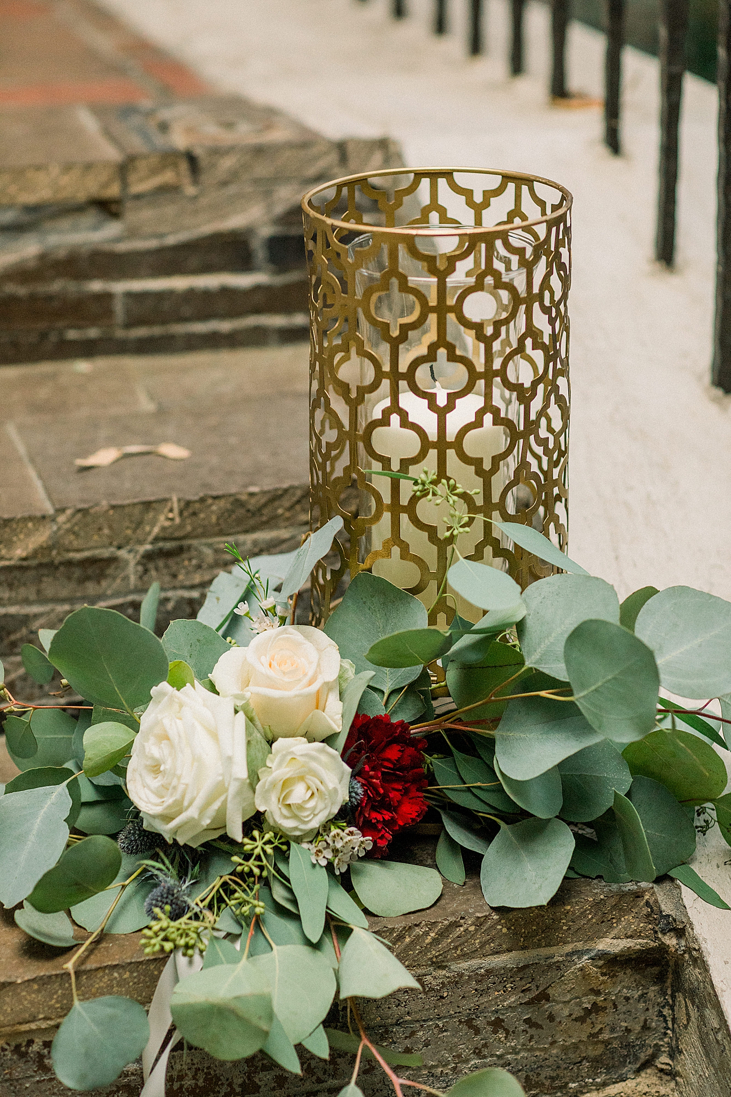 centerpiece with flowers and gold details