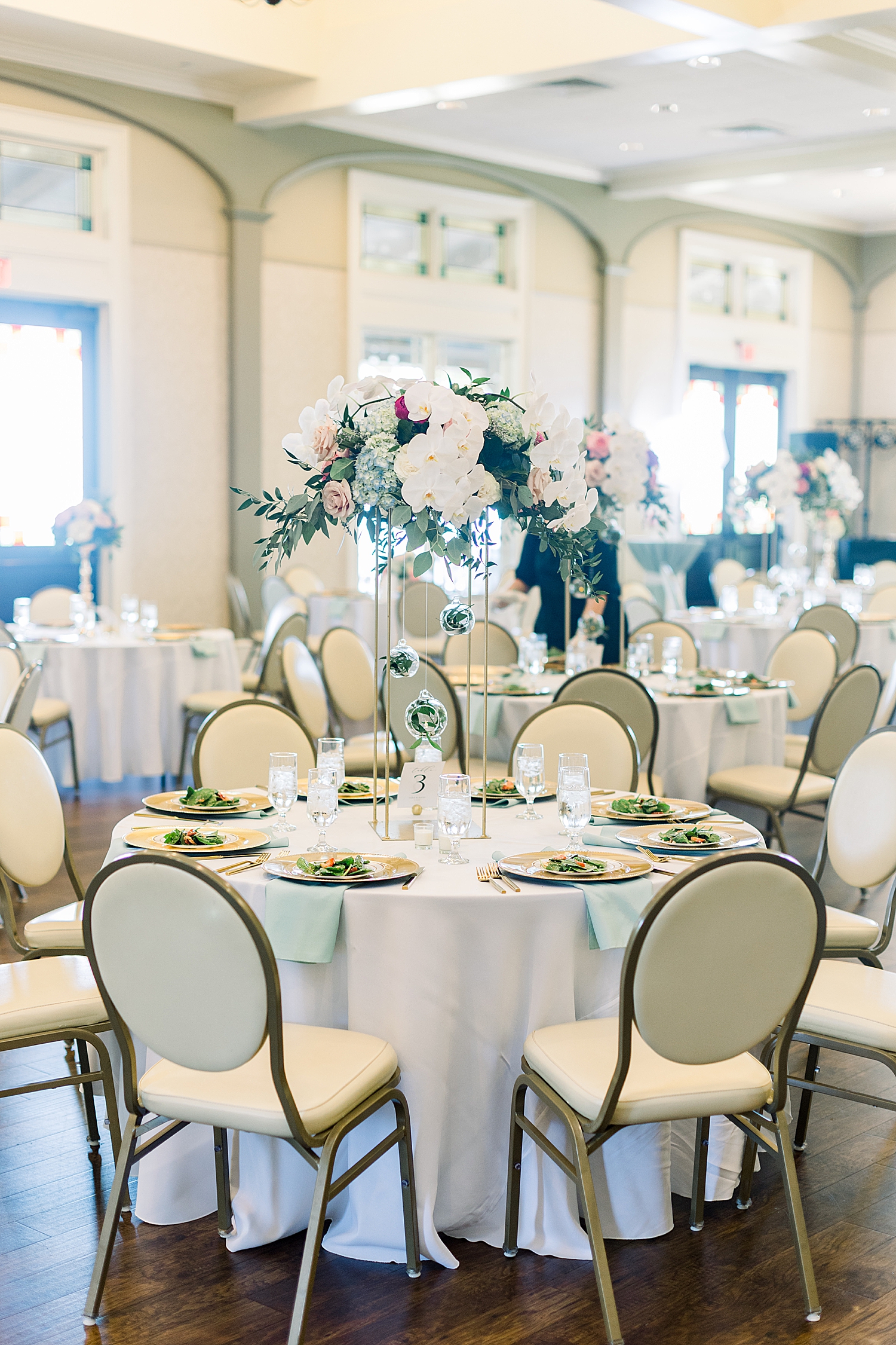 centerpieces with white and pink flowers