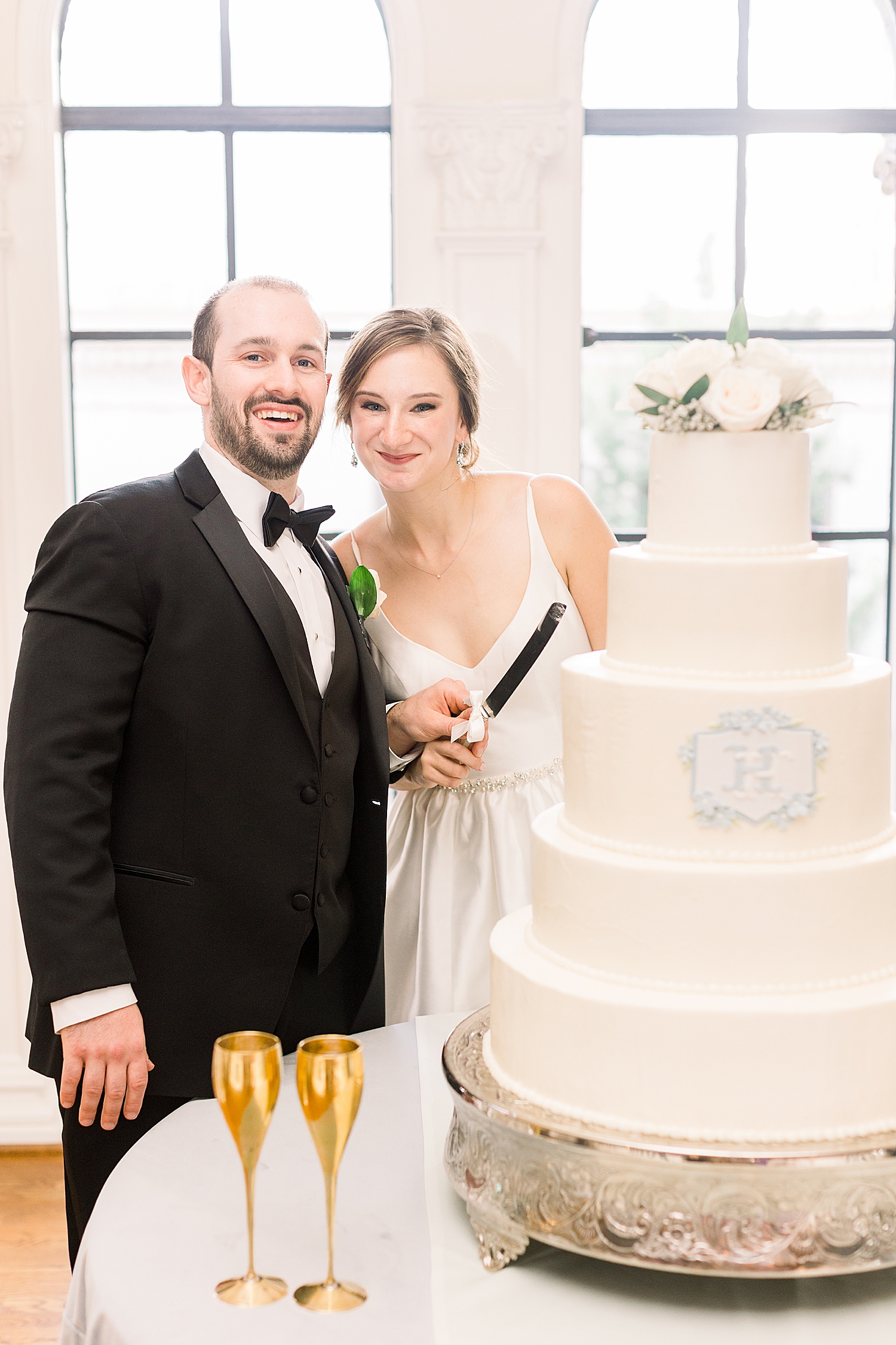 bride and groom cut wedding cake in Alabama