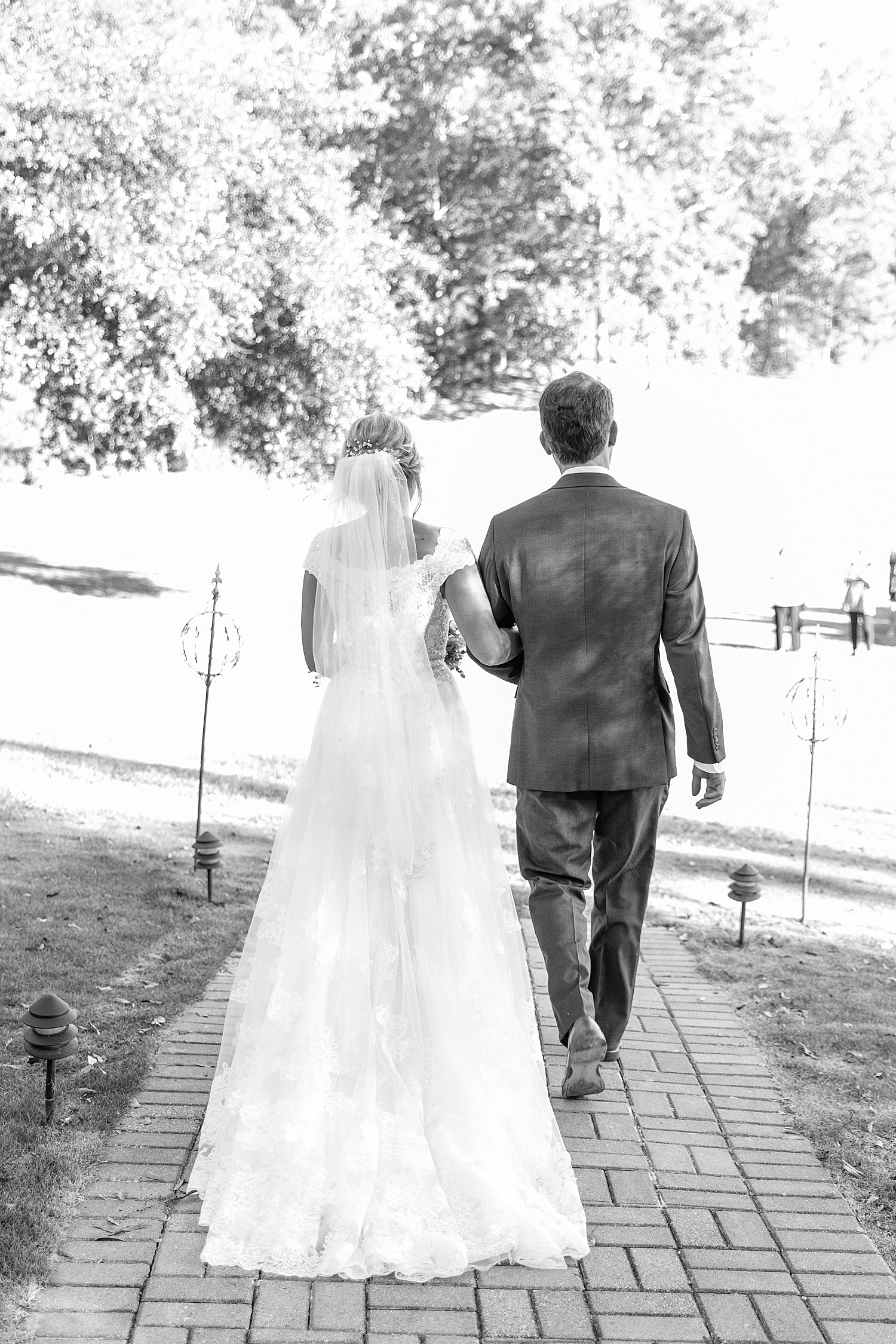 father walks daughter down the aisle to her future husband at AL wedding