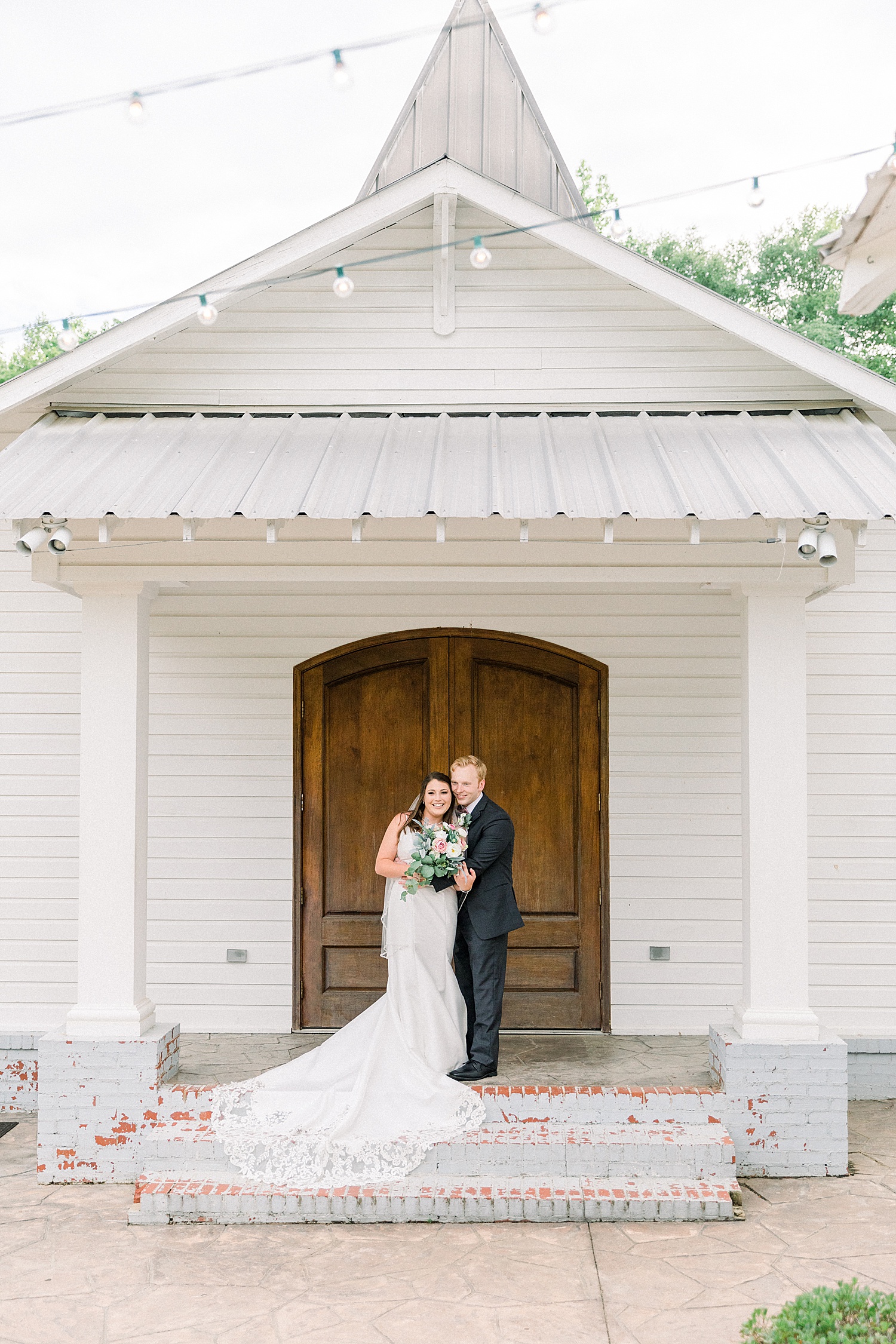 newlyweds outside The Sonnet House in Alabama