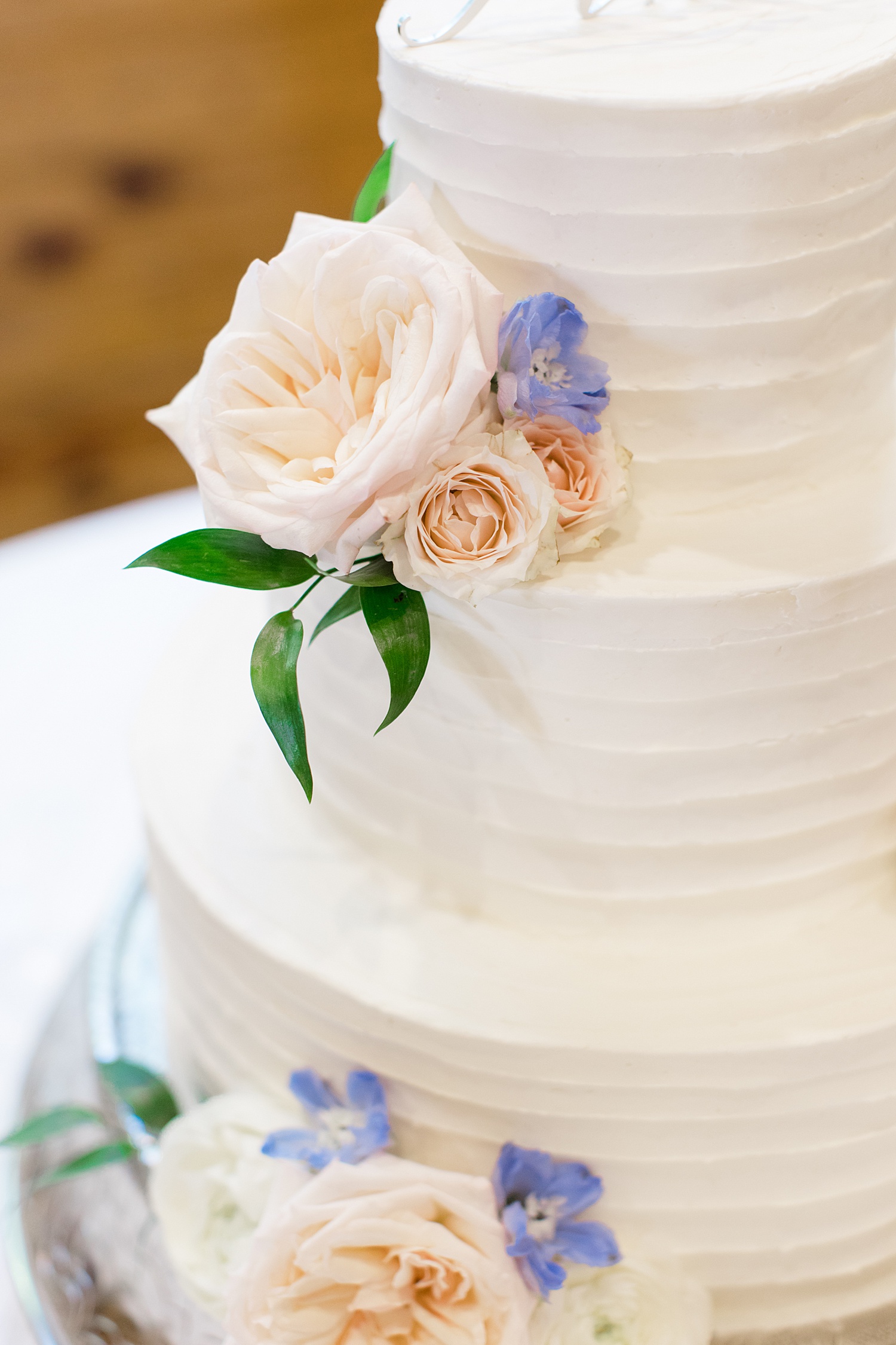 flower detail on wedding cake